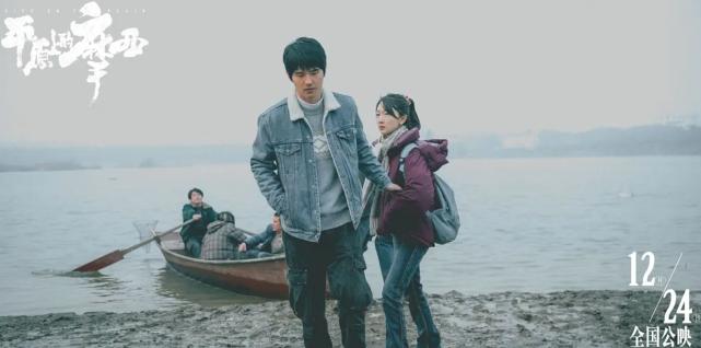 周冬雨秀小蛮腰,周冬雨红毯造型黑色抹胸