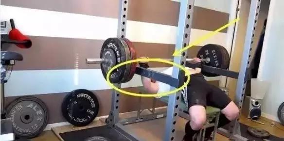 男子被120公斤杠铃压脖死亡后续,140斤杠铃砸中小伙胸部