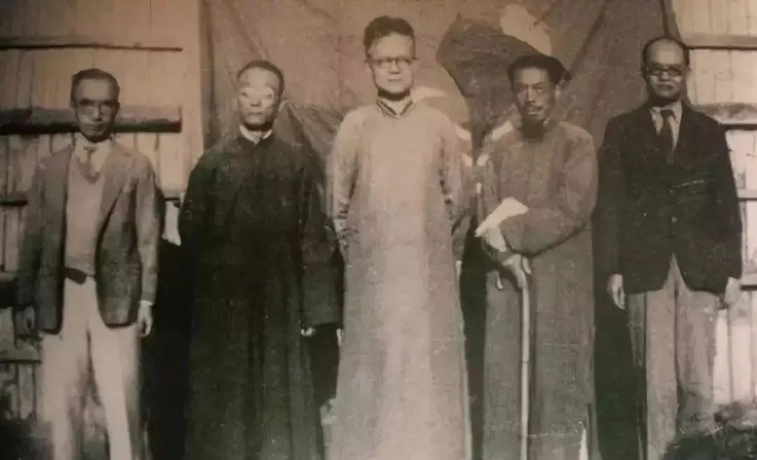 杀害闻一多的凶手，躲在成都开香烟店，因看报坐姿正派暴露被枪毙