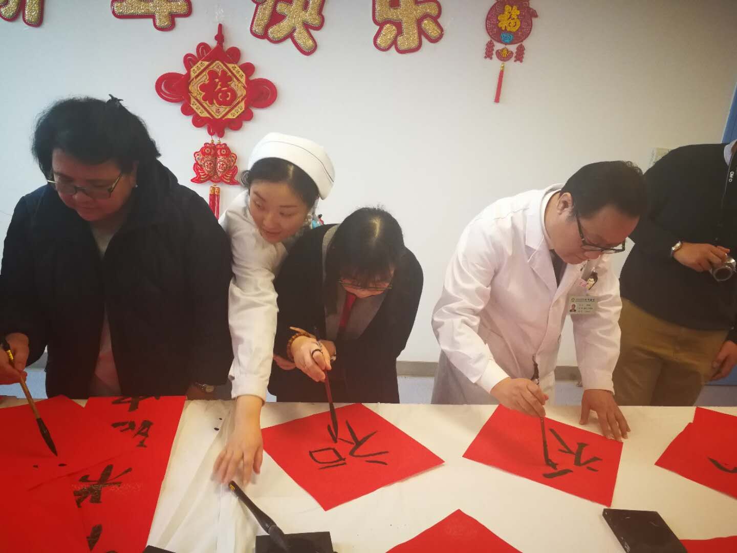 迪拜白血病女孩迎来终极治愈来汉过年与同济医生一起送祝福