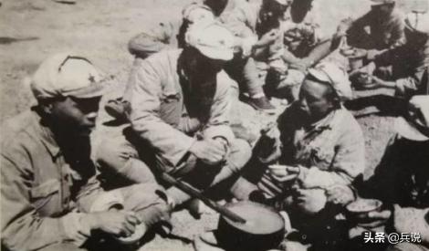 两名士兵以少胜多，歼100名叛军！张国华特意接见