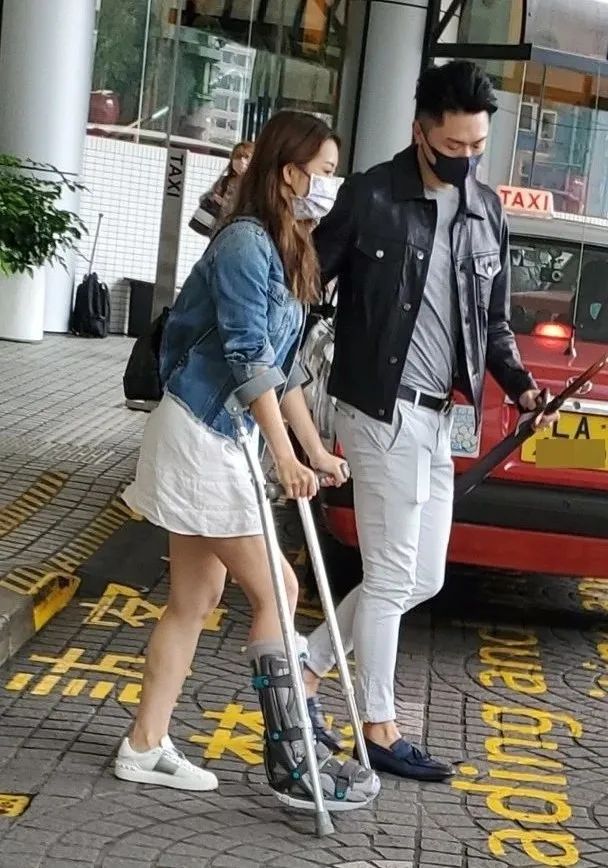 骑车摔断脚筋!TVB港姐留医两个月拄拐杖出院,男友全程贴身照顾