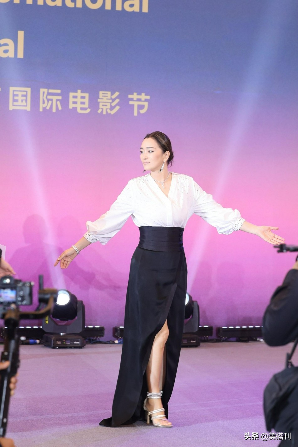 巩俐露背镂空长裙风采依旧,年轻巩俐v领抹胸深v开叉裙