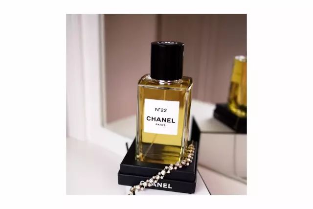 闻香识女人中提到的香水品牌,闻香识女人讲了一个什么故事