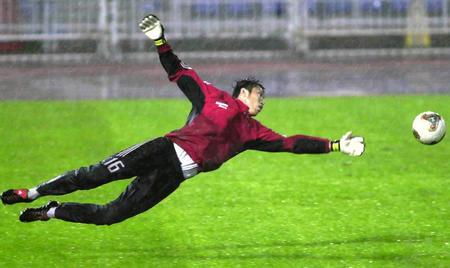 足球守门员怎么守球守得更好,足球教学基本功射门