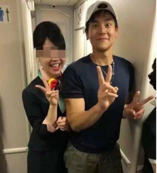 网友在飞机上偶遇杨幂,网友偶遇彭于晏机场安检