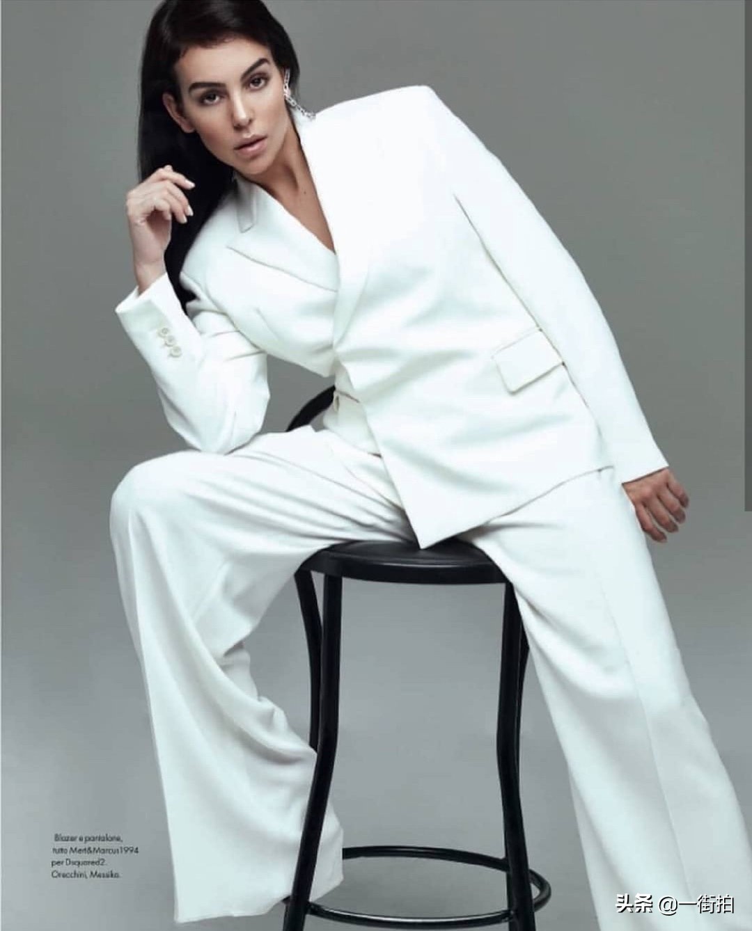 C罗“贫民女友”乔治娜太惊艳！穿V领礼服不用首饰点缀也美的自信