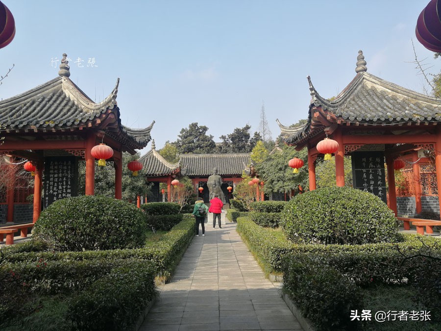 历史上被誉为宰相之杰的张居正是江陵人，他的故居就在荆州古城