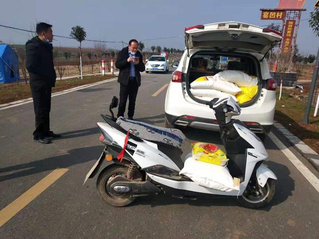 宜阳白杨书记带领群众买东西,宜阳白杨疫情物资捐赠