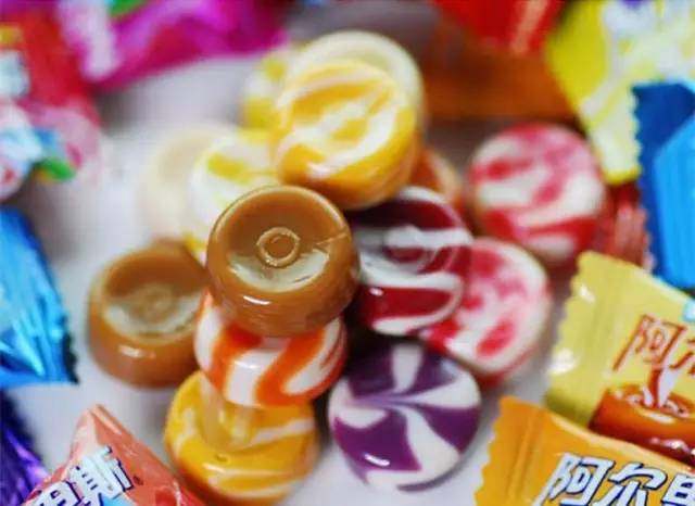 80后的童年回忆零食粘牙糖小卖部,8090后的童年回忆小零食小黄桃
