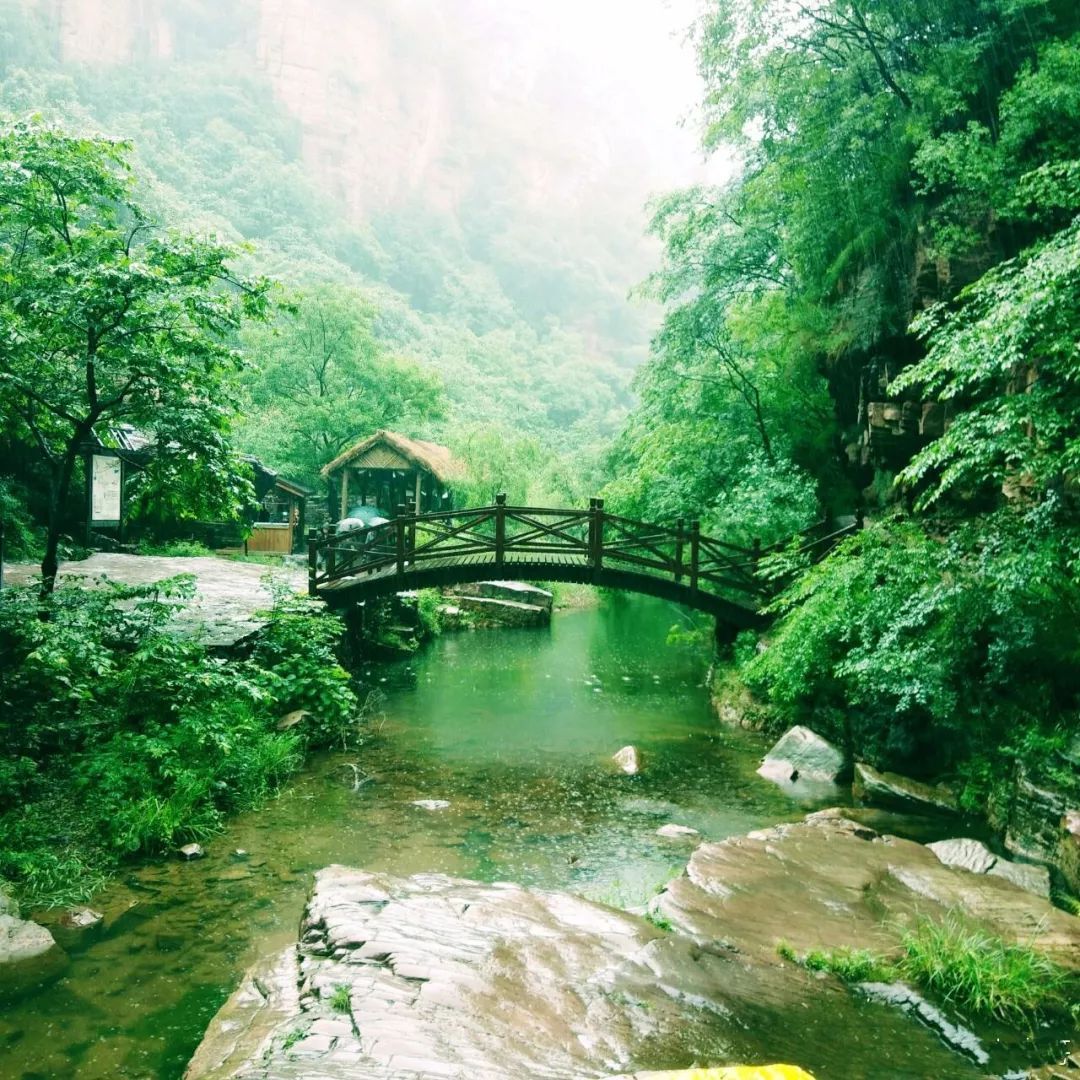 旅行遇到下雨只好呆在房间,下雨天最好的旅行方式