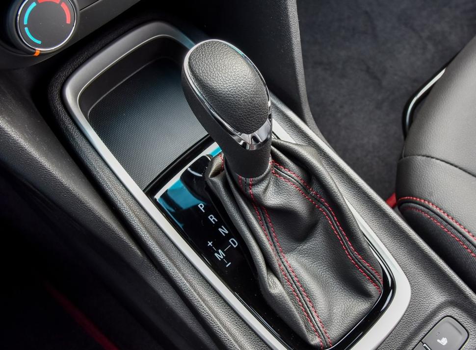 这合资车全系国六,四轮独悬,配车侧预警+电动座椅,已跌破十万