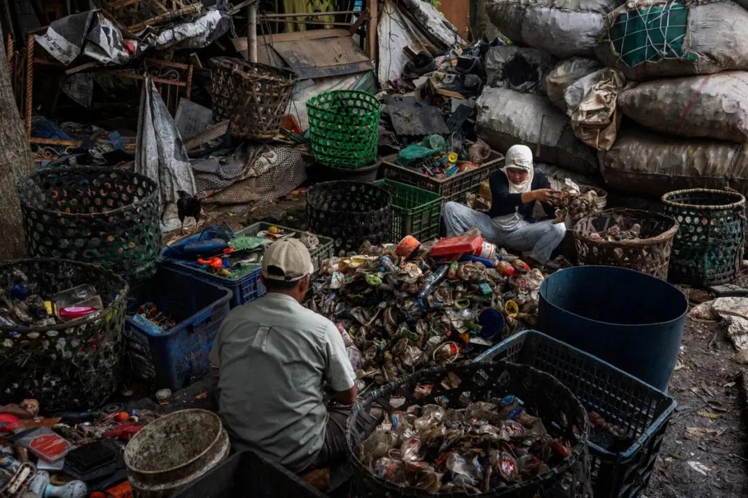 为挣2块钱，印尼万人住进世界最大垃圾场，和7000吨垃圾同吃住