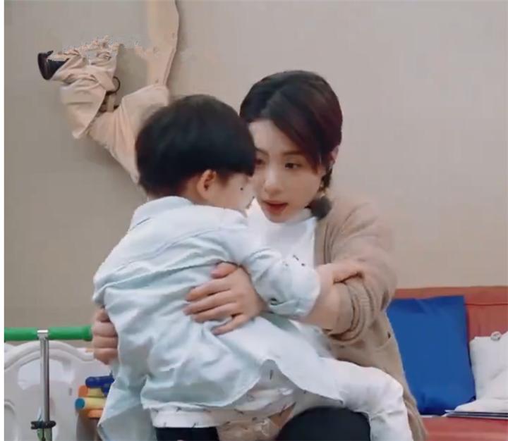 儿子不写作业发脾气暴打妈妈,儿子不听话不写作业打骂也不管用