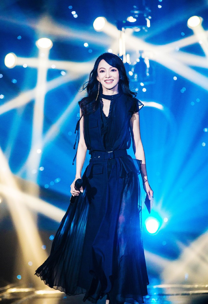 何穗童蕾,何穗跟张韶涵合影