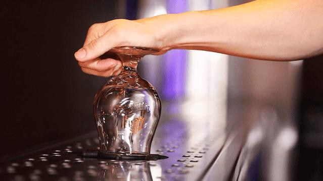 外国人喝中国精酿,泥煤味精酿