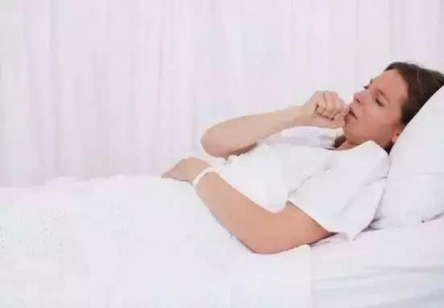 女孩崴到脚了怎么办,女孩脚崴伤