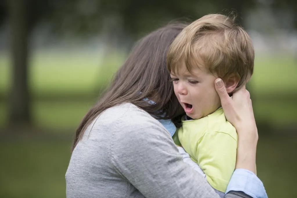 3岁女童剪掉1岁弟弟生殖器：求求你，别再这样逗孩子了…