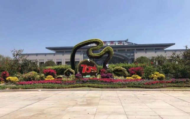 迎国庆街景,迎接国庆换上崭新的国旗