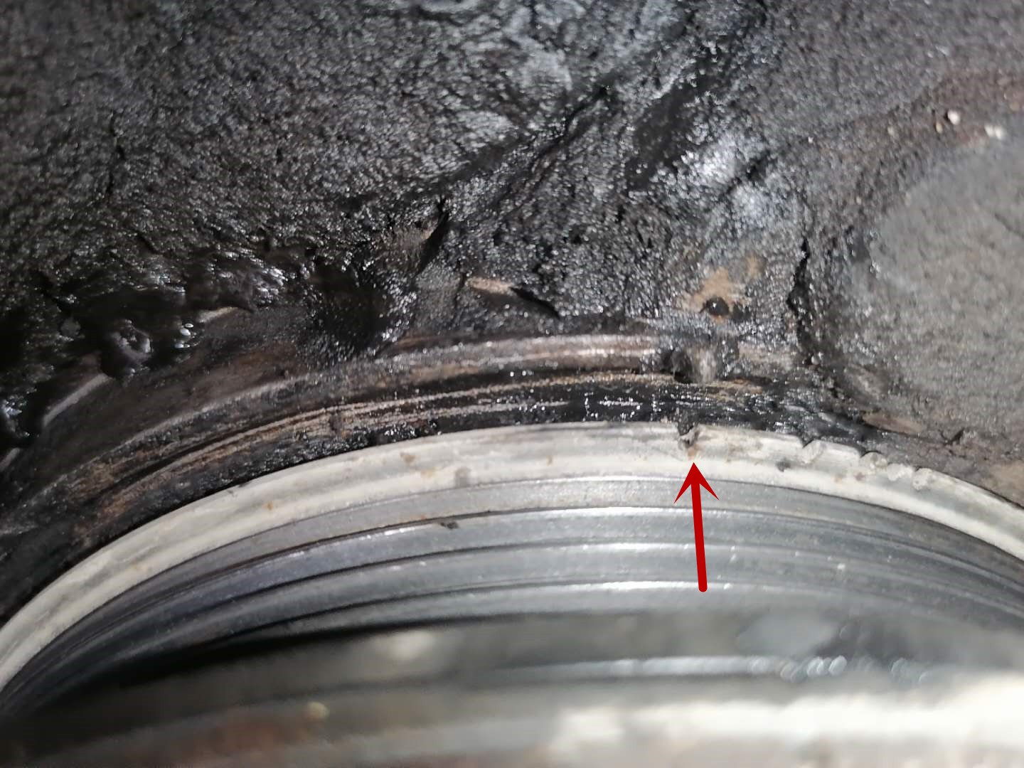 才跑4万公里货车烧机油怎么回事,发动机烧机油活塞发黑