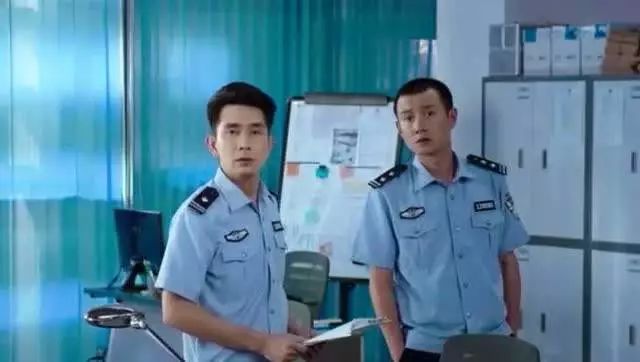 长得不美又没名气，她怎么就成了新任“星女郎”？