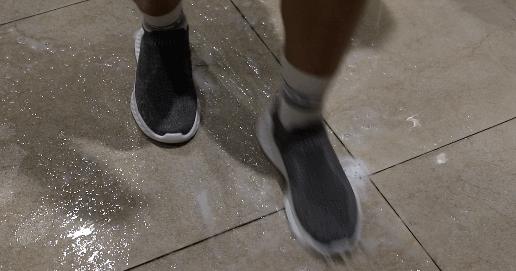 车轮*力暴**测评！小米有品国货对比洋牌斯凯奇，看哪双还能穿着蹦迪