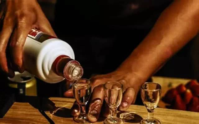 喝酱香型白酒的四大好处,酱香型酒对身体有什么好处