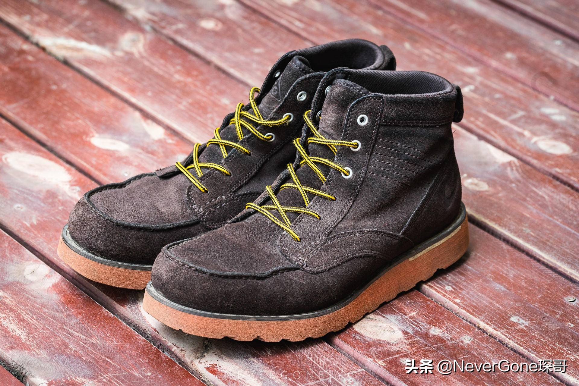 一双nike跑步鞋300,耐克复古经典低帮运动鞋