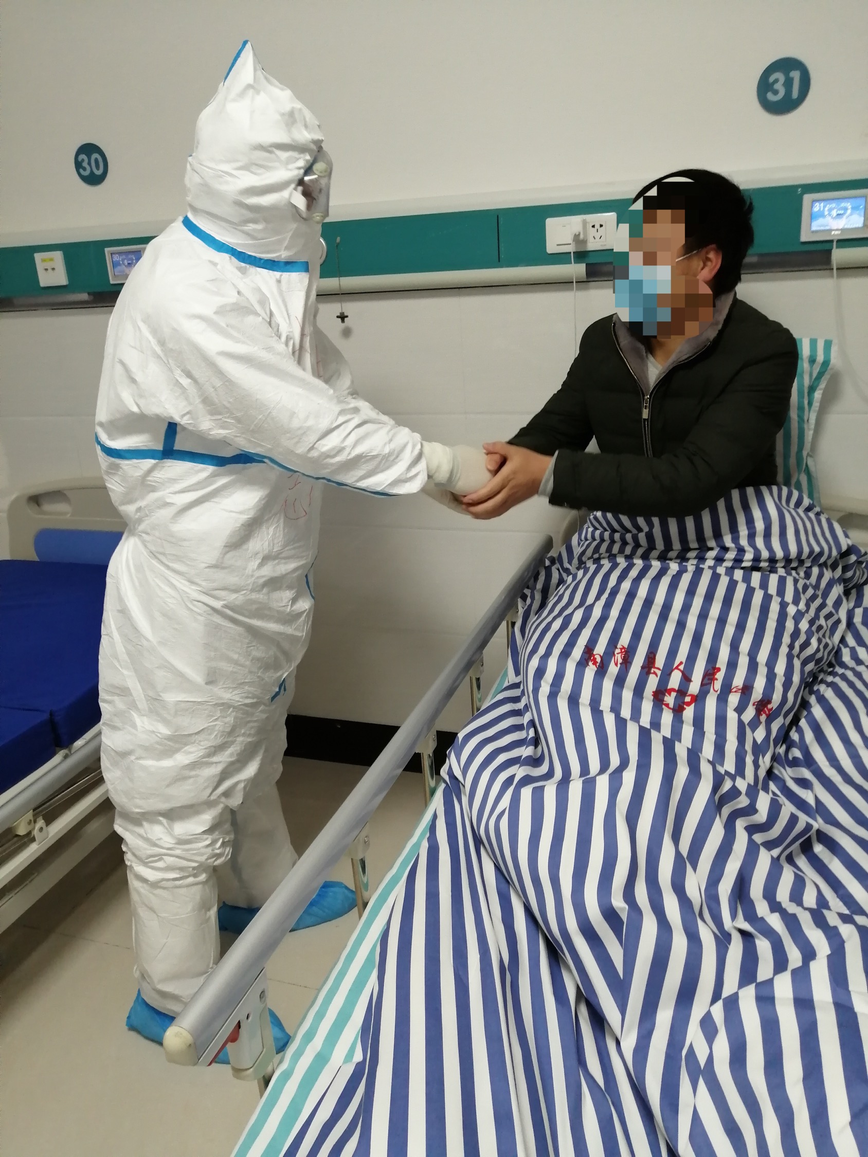 李万志帮助患者打开心结配合治疗,李万志