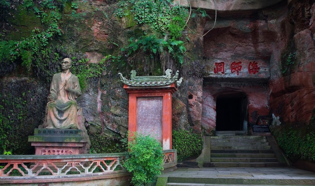 乐山大佛背后的卧佛,中国最大的坐佛在什么地方