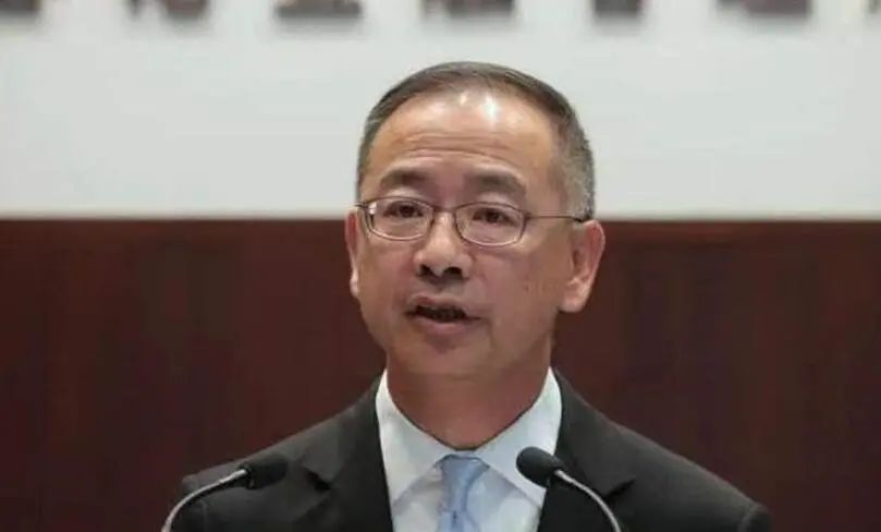 「12.2新闻速递」浸大学生会会长方仲贤被捕;《我和僵尸有个约会》重启;澳门11月*彩博**收入下挫七成