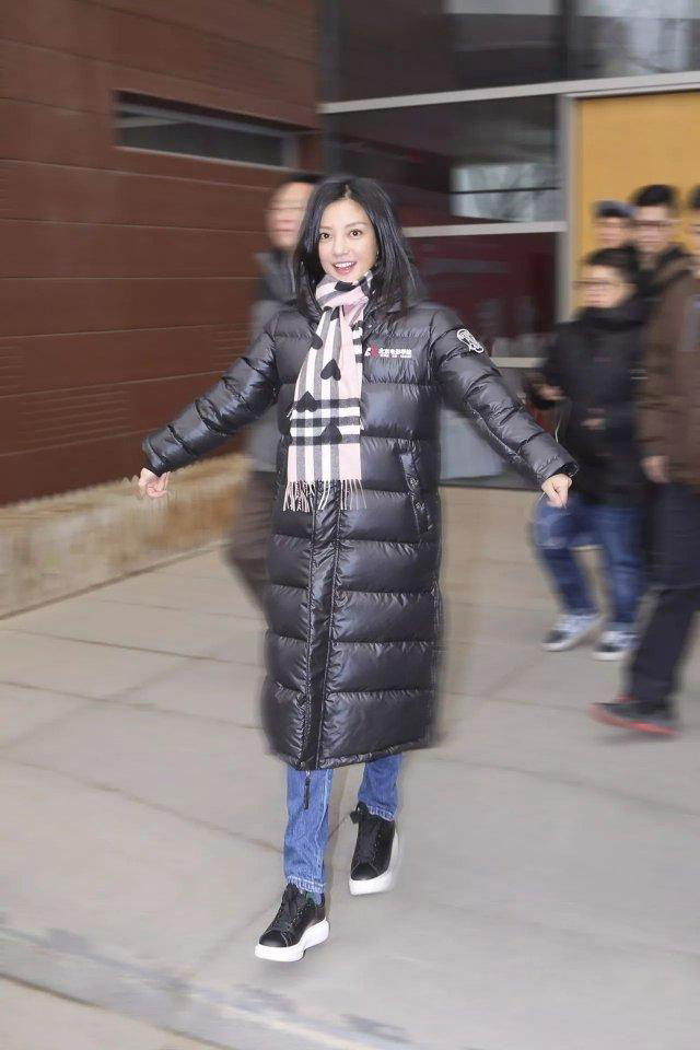 杨紫宋轶,宋轶羽绒服粉色