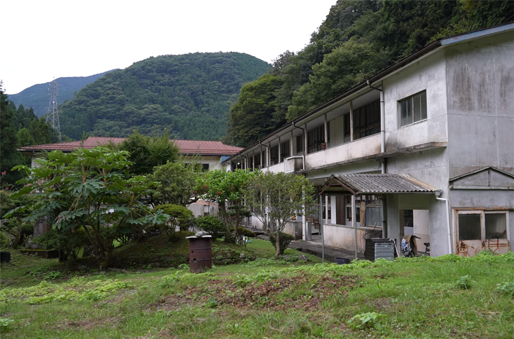 80后小伙回荒废10年农村大学,80后小伙回荒废十年的农村大学
