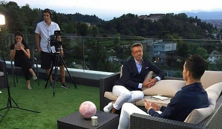 c罗一家三口的打扮,c罗一家人出去旅游