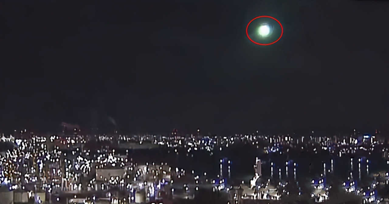 “绿尾巴”划过天际！坠落印尼火山，跟地心文明有关？