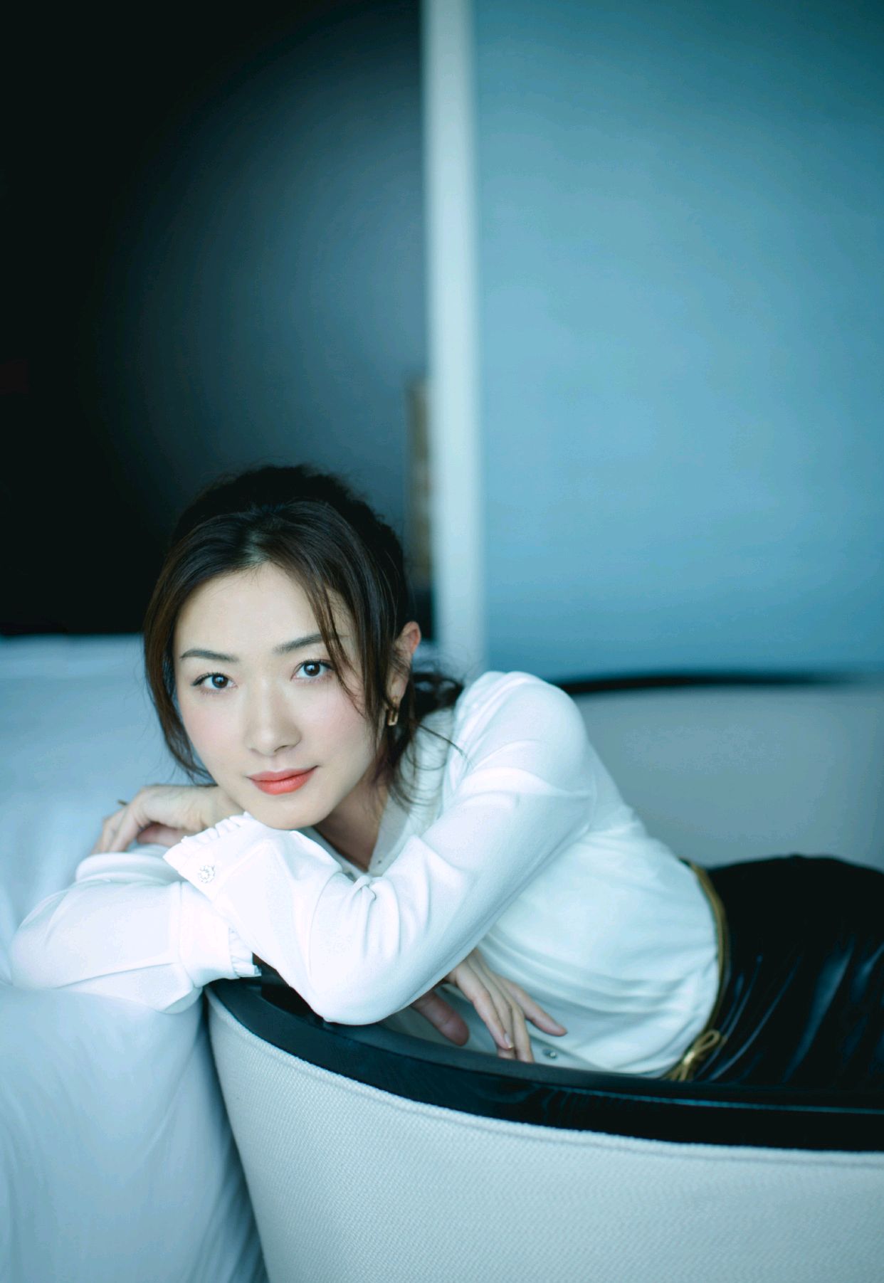 万茜纯白色西装领连衣裙帅气明媚,万茜一袭蓝色裙女人味