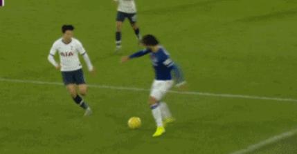 孙兴慜曼联倒地三分钟,孙兴慜在英超比赛中铲倒戈麦斯