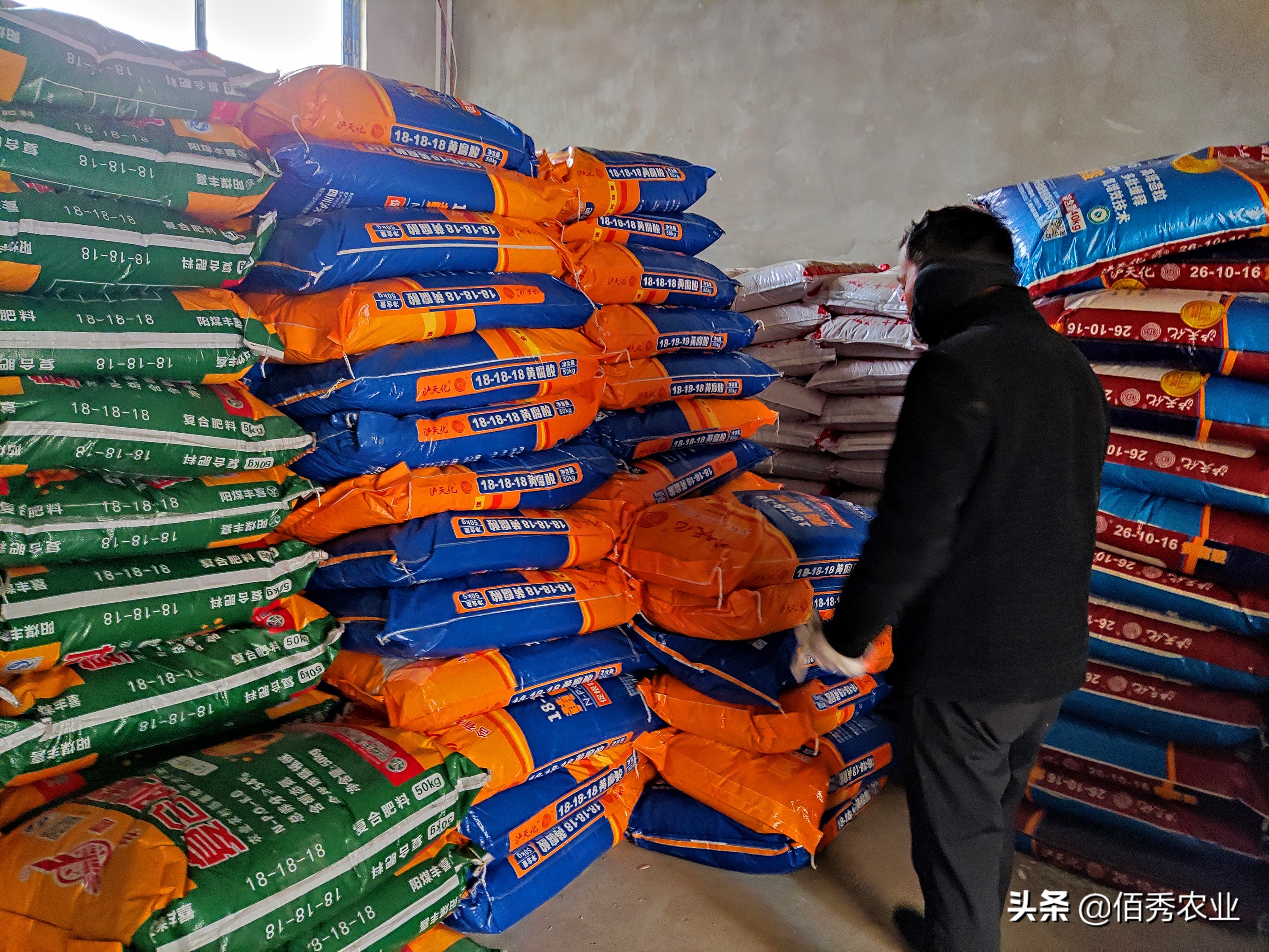 乡村农资店，化肥送到地头，还请客吃饭送礼品，利润到底有多大