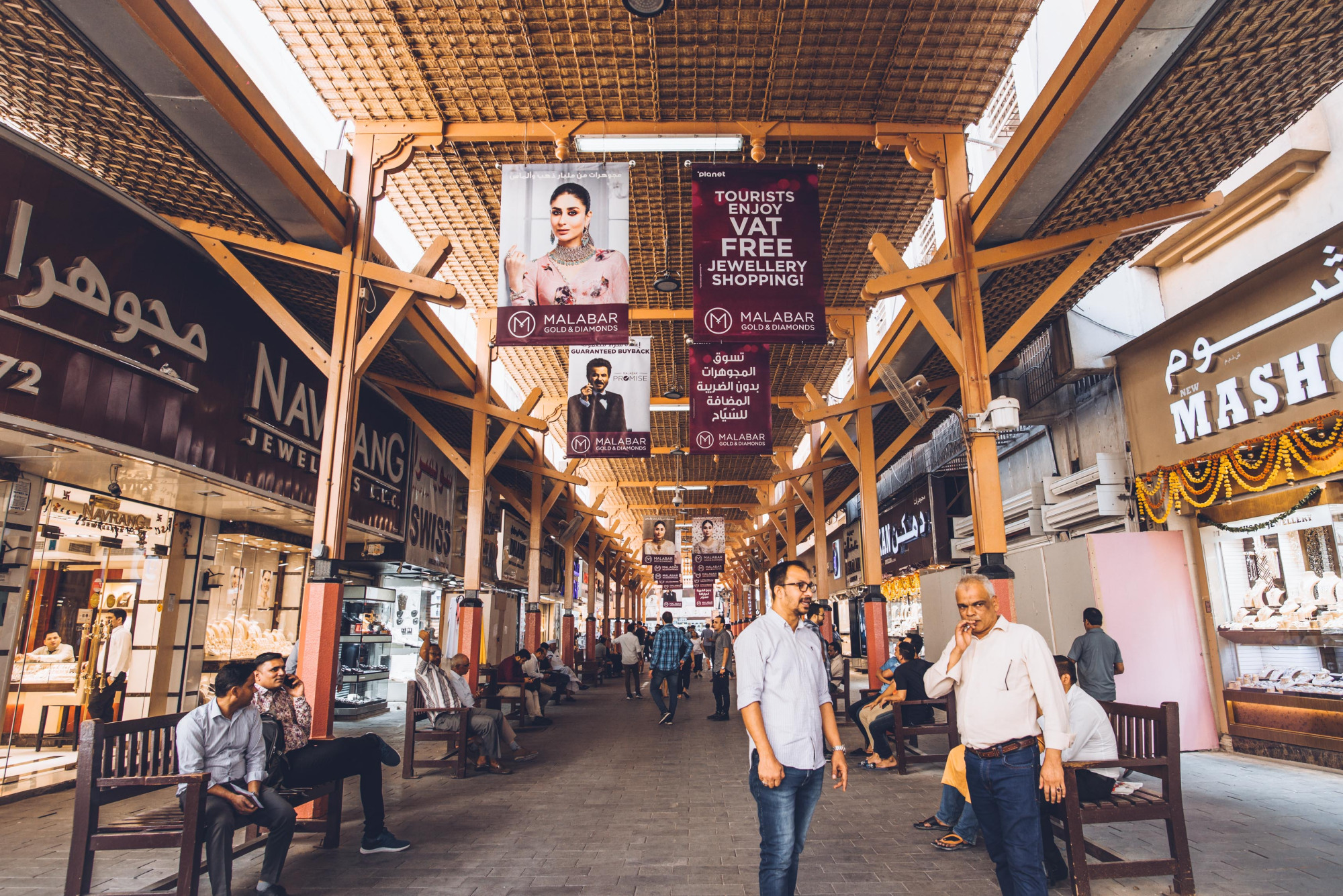 迪拜这个地方，汇集了世界各地的香料和黄金，是当地人的珍宝之城