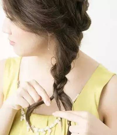 今年流行的侧编发,减龄全编发型