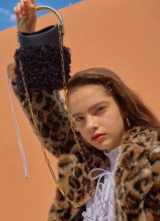 我花1000多块买的毛绒包,后来发现有点贵!