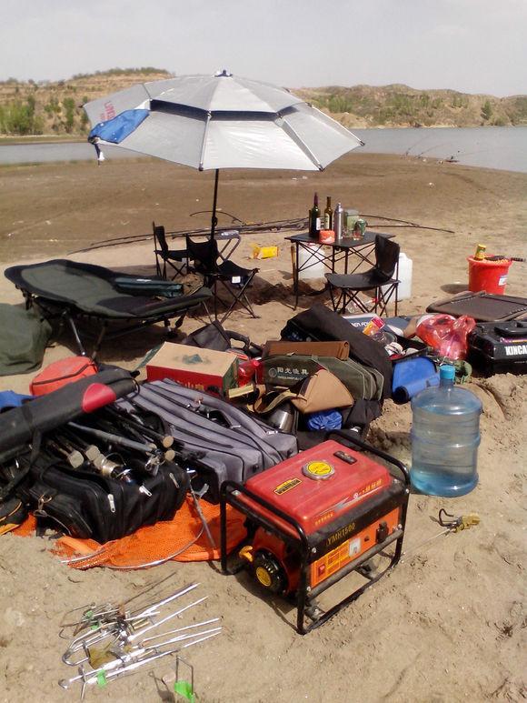 俗话说钓鱼穷三年下一句是啥,俗语钓鱼穷三年毁一生啥意思