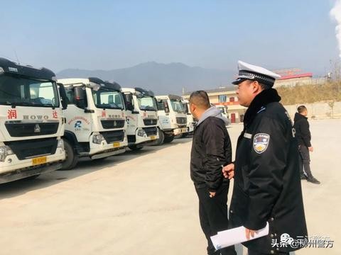 春节我在岗警灯照亮回家路,警灯闪烁守护群众平安回家