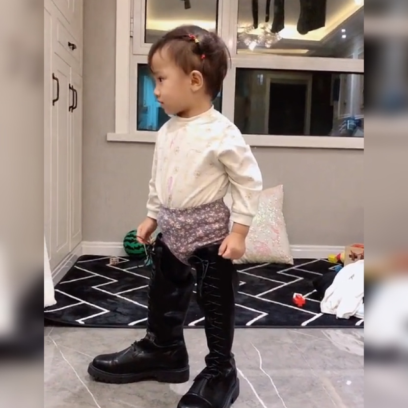 萌娃穿妈妈靴子,小孩穿妈妈长靴子视频