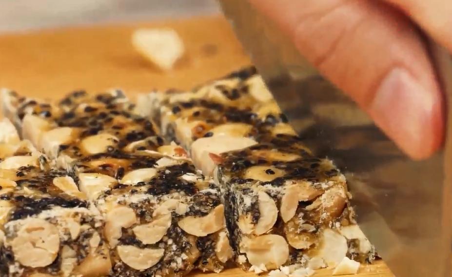 香酥花生芝麻糖的做法,花生芝麻糖不太甜的做法