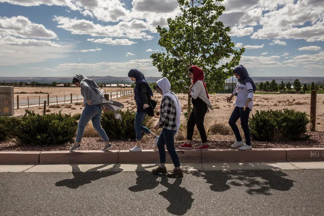 逃离德黑兰的阿富汗女人,逃离阿富汗小女孩