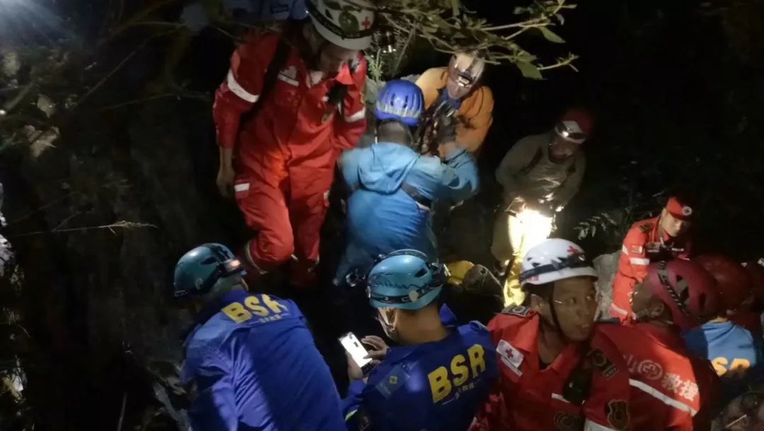 三名驴友迷失深山民警搜救失败,8名驴友进山探险被困20多公里