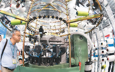 40年来，国人衣着变化之大超乎想象——告别“灰黑蓝”更潮更有范儿