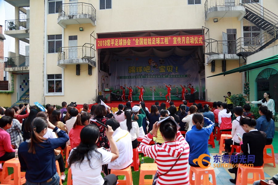 足球从娃娃抓起原视频,足球教育从幼儿抓起