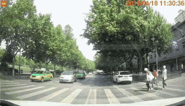 西安抓拍行人闯红灯,西安抓拍闯红灯视频